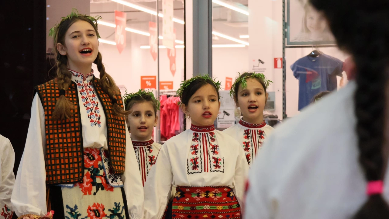 В Плевен пресъздадоха пролетния обичай лазаруване девойки от фолклорен ансамбъл