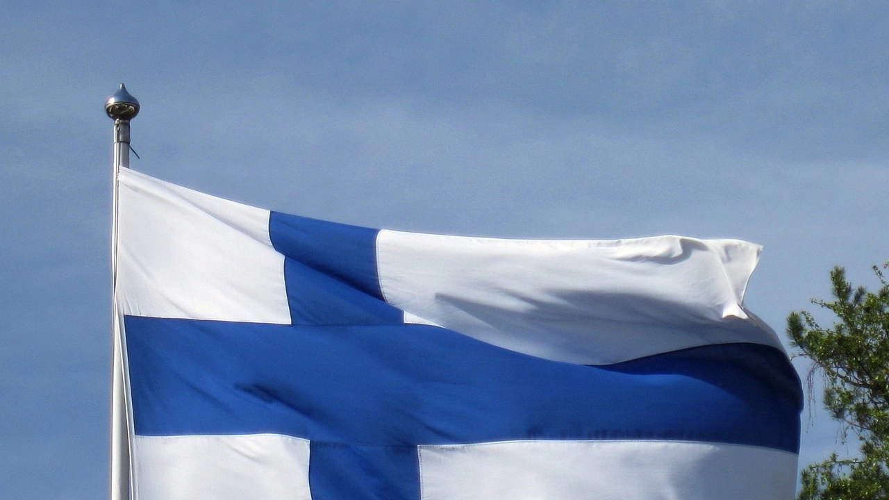 Във вторник Финландия официално се присъедини към НАТО и знамето й се развя пред