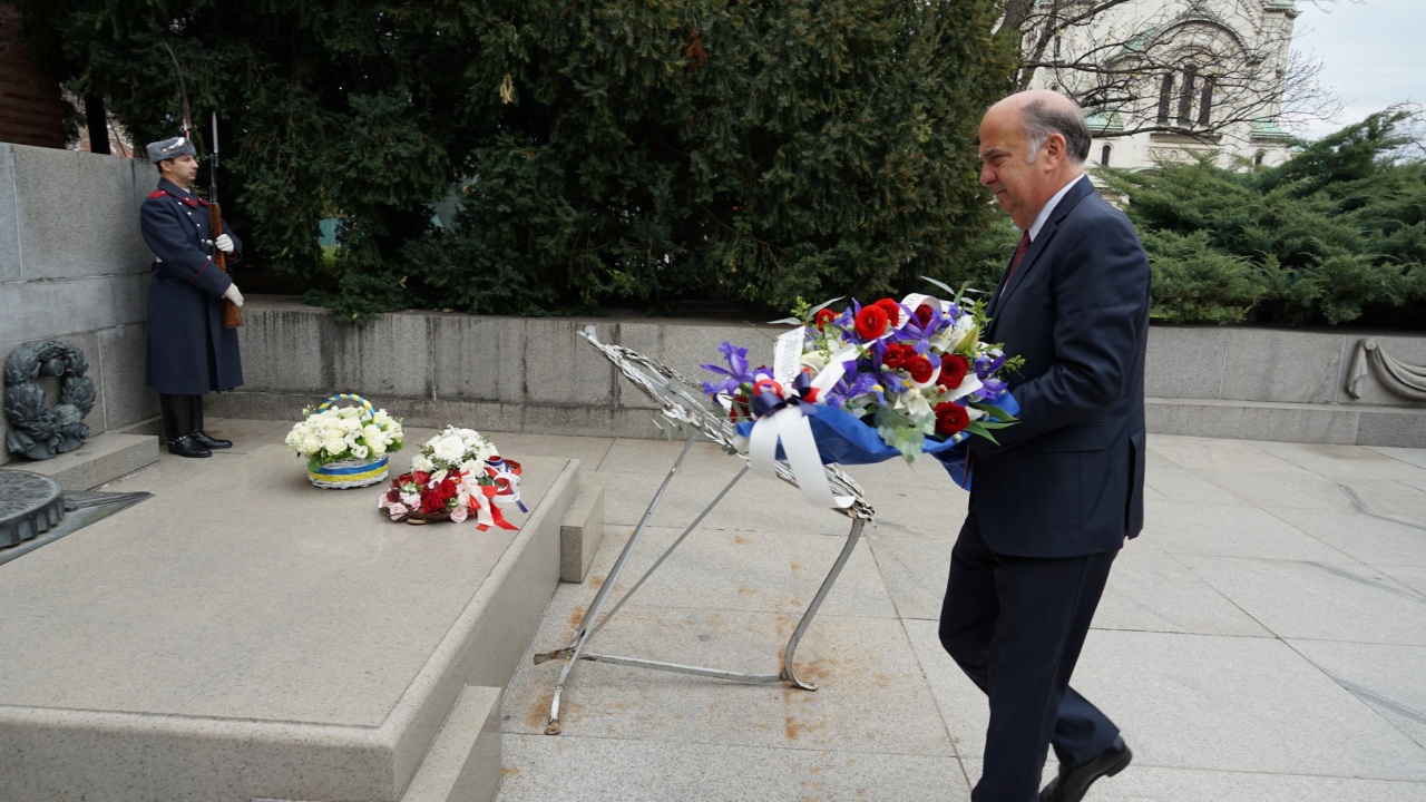 Новият посланик на САЩ в България поднесе цветя на Паметника на Незнайния воин