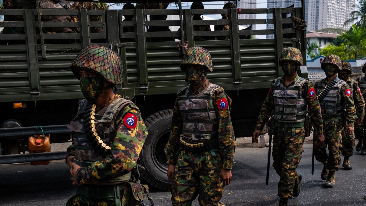 Десетки убити в Мианма при нападение на армията срещу масова проява на опозиционни групи
