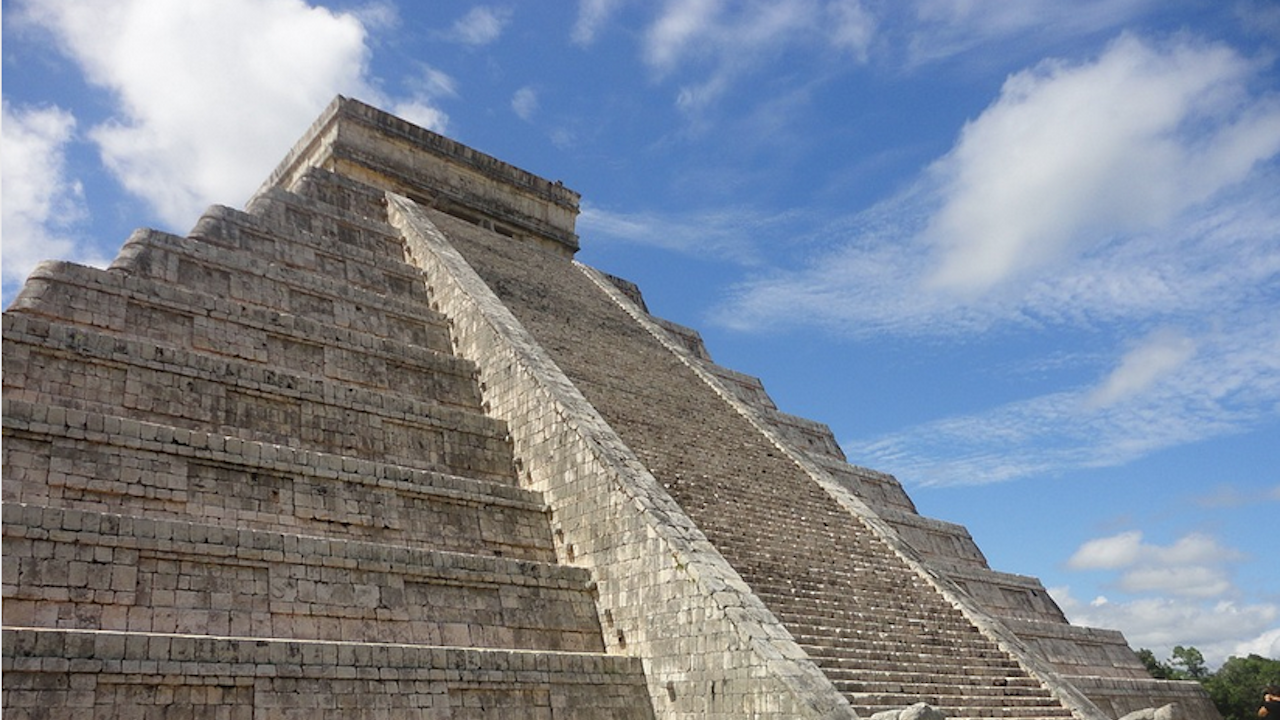 Археолози в Мексико са открили детайлно резбован камък, който според