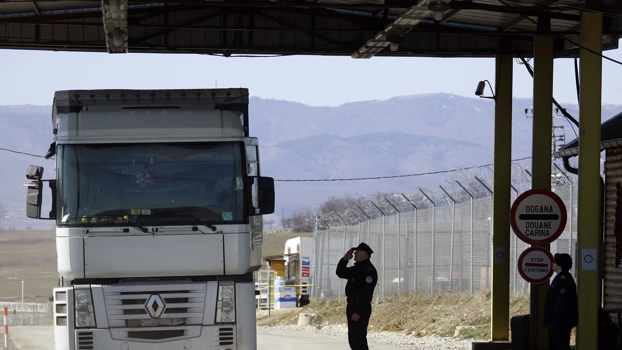 Комисията по транспорт на ЕП одобри камионите по границите да се обработват до минута