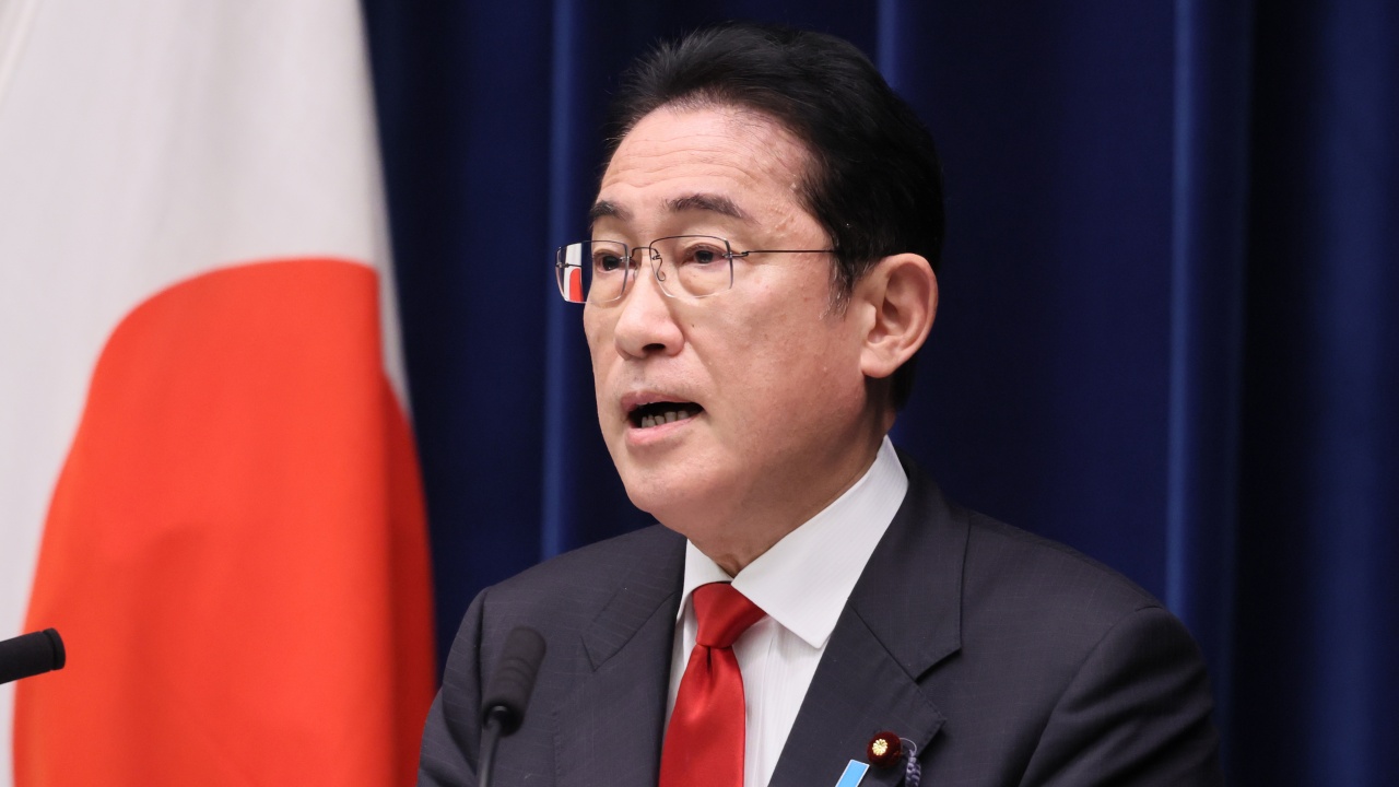 Мъж хвърли бомбичка по японския премиер на предизборен митинг