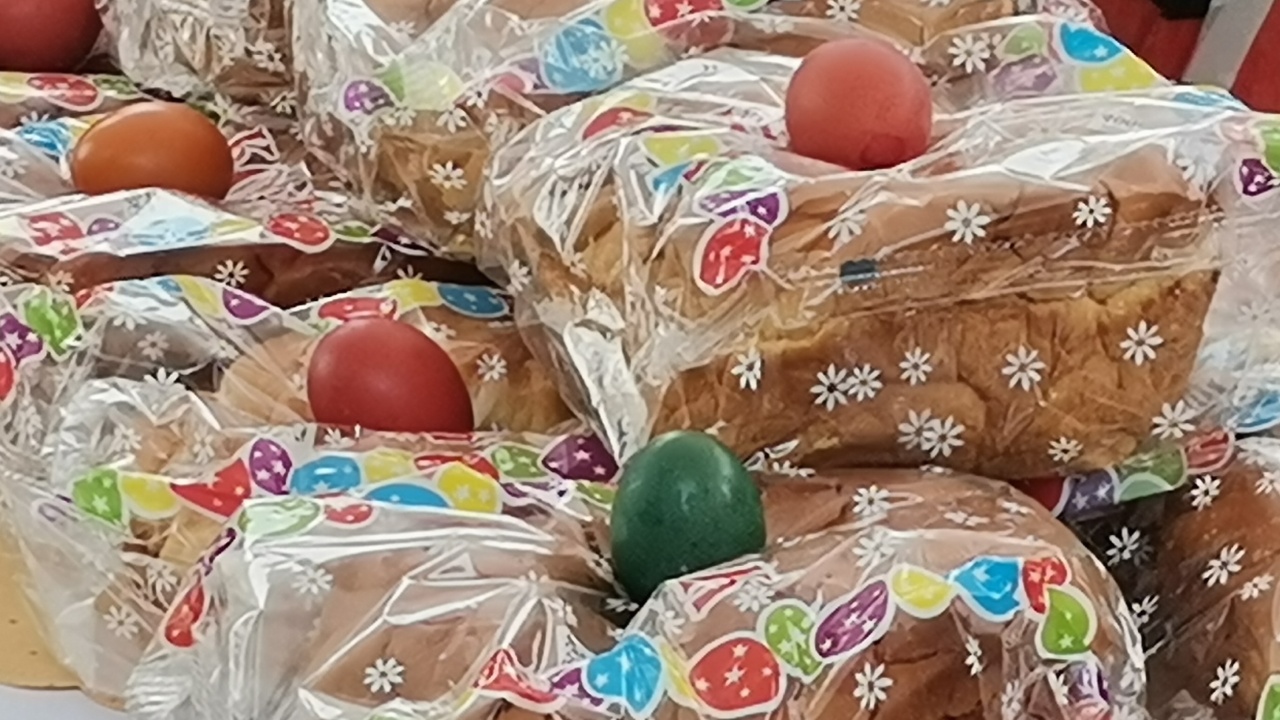 Община Ловеч раздаде  на граждани 400 вкусни козунаци и шарени яйца