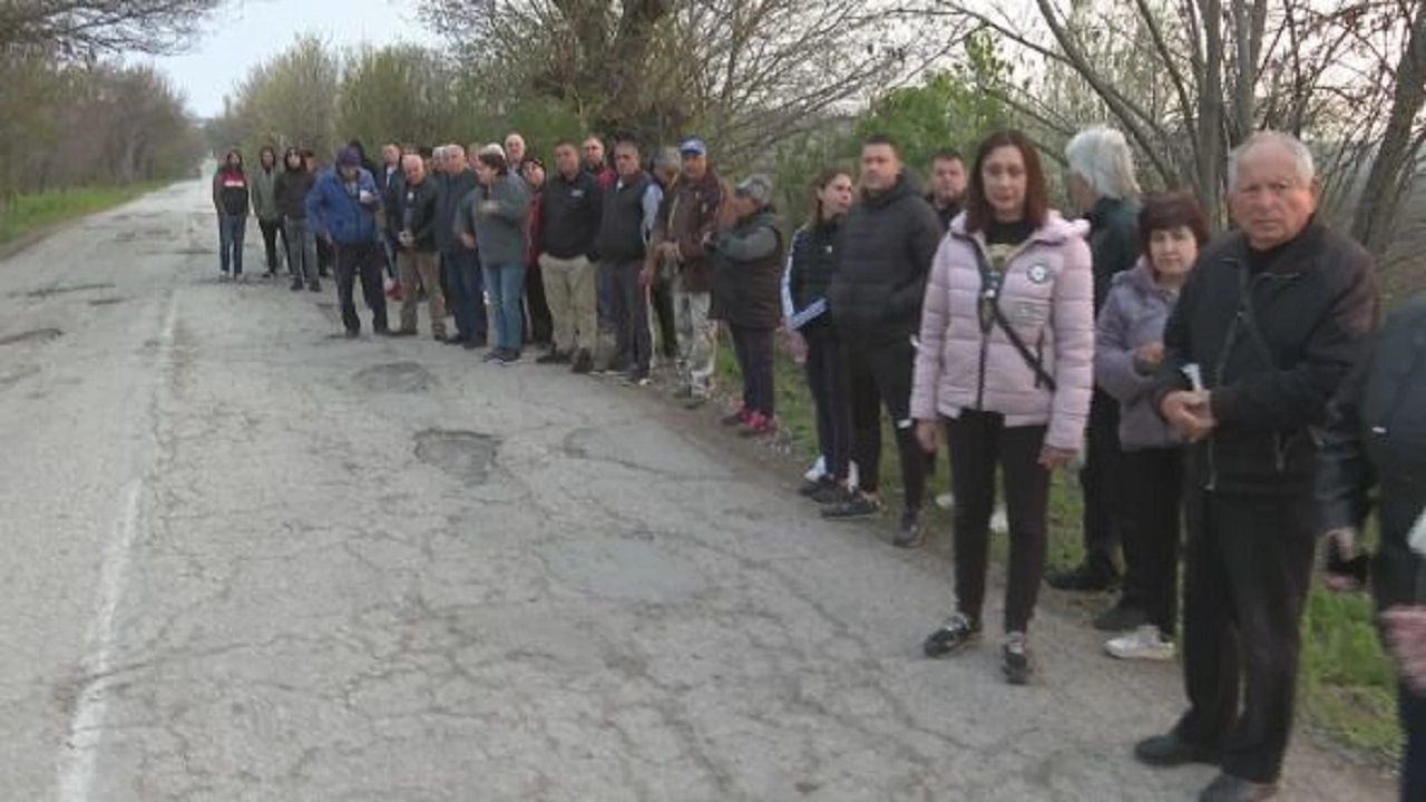 Недоволство срещу петкилометров път  потенциален убиец в Плевенско Жителите на село