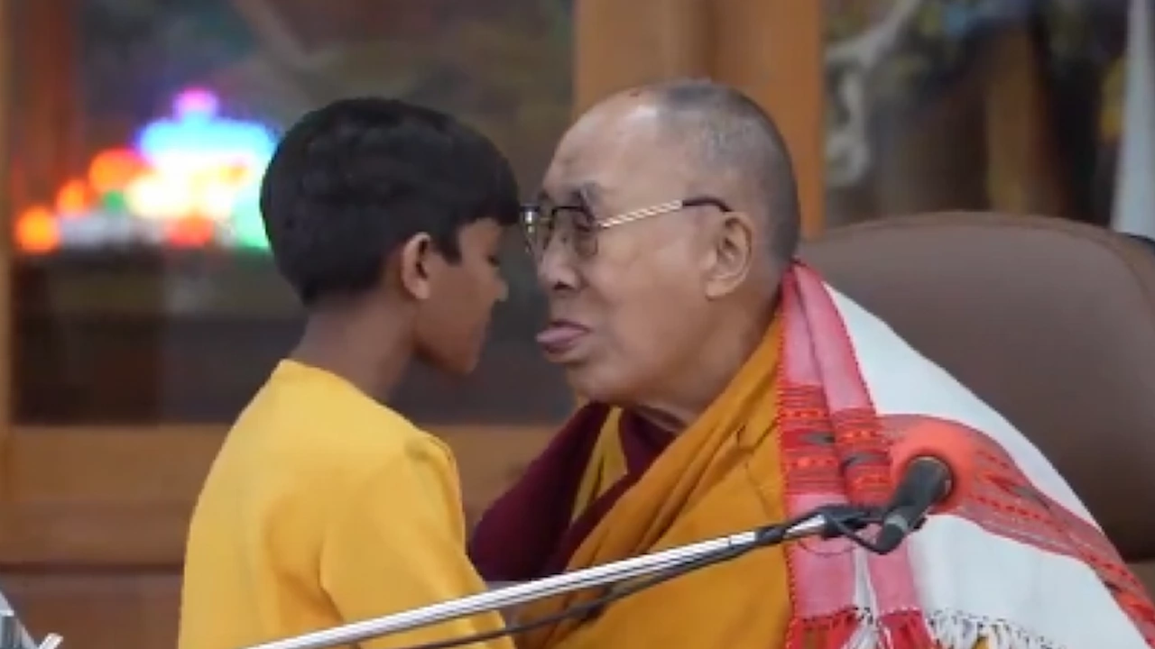 Скандално видео хвърли сянка върху личността на Далай Лама Далай