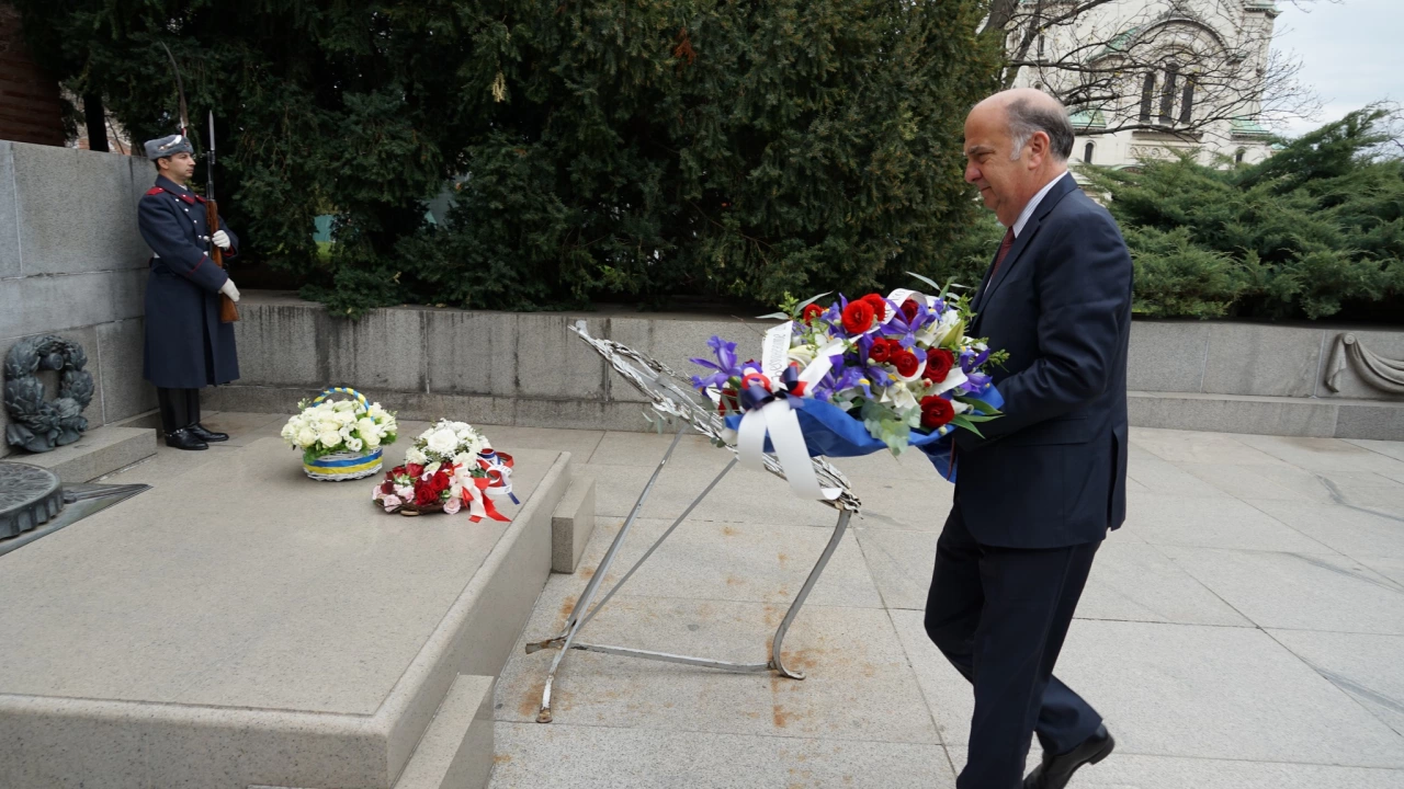 Новият посланик на САЩ в България Кенет Мъртън поднесе цветя