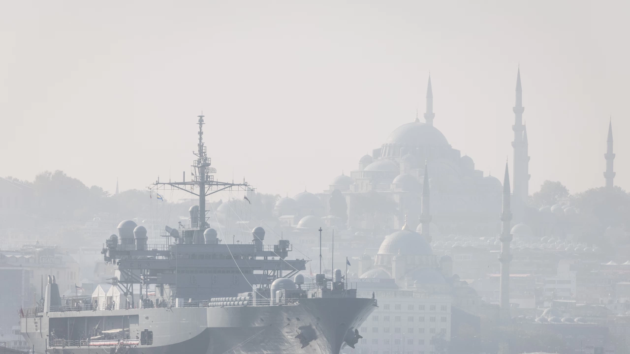 Турция пусна в експлоатация най големия си военен кораб с което засили военноморските