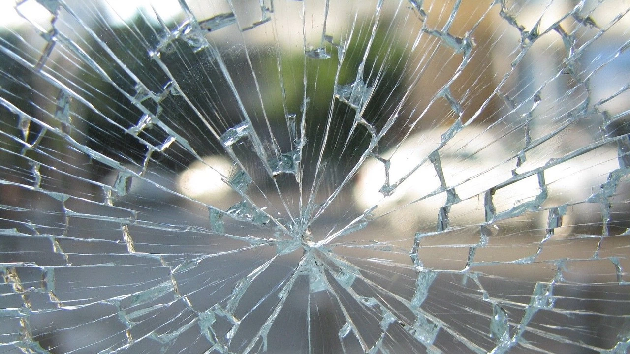Мъж е хвърлил камък по пътнически автобус в Перник съобщиха