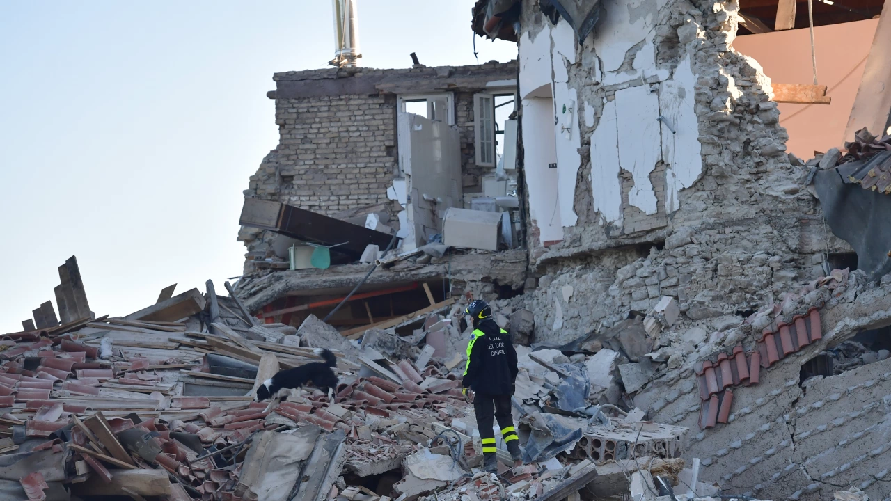 Около сто спасители продължават да претърсват отломките на рухналата жилищна