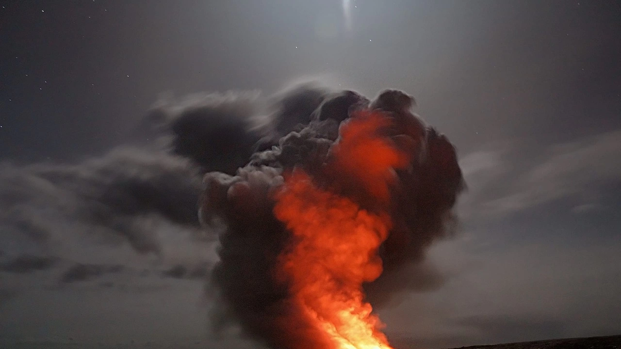 На полуостров Камчатка изригна вулканът Шивелуч предаде ТАСС като се позова на Института
