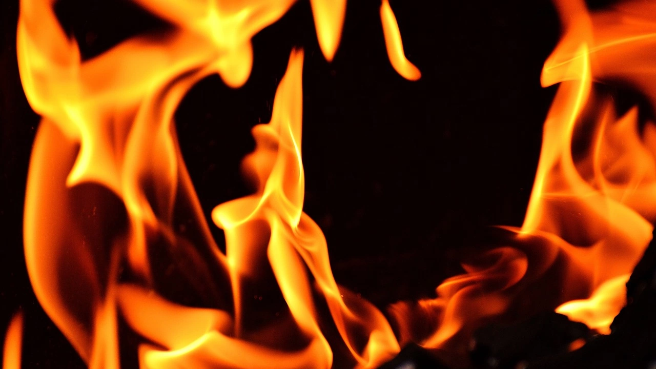 Драматични кадри на спасяването на бебе от горяща сграда предизвикаха