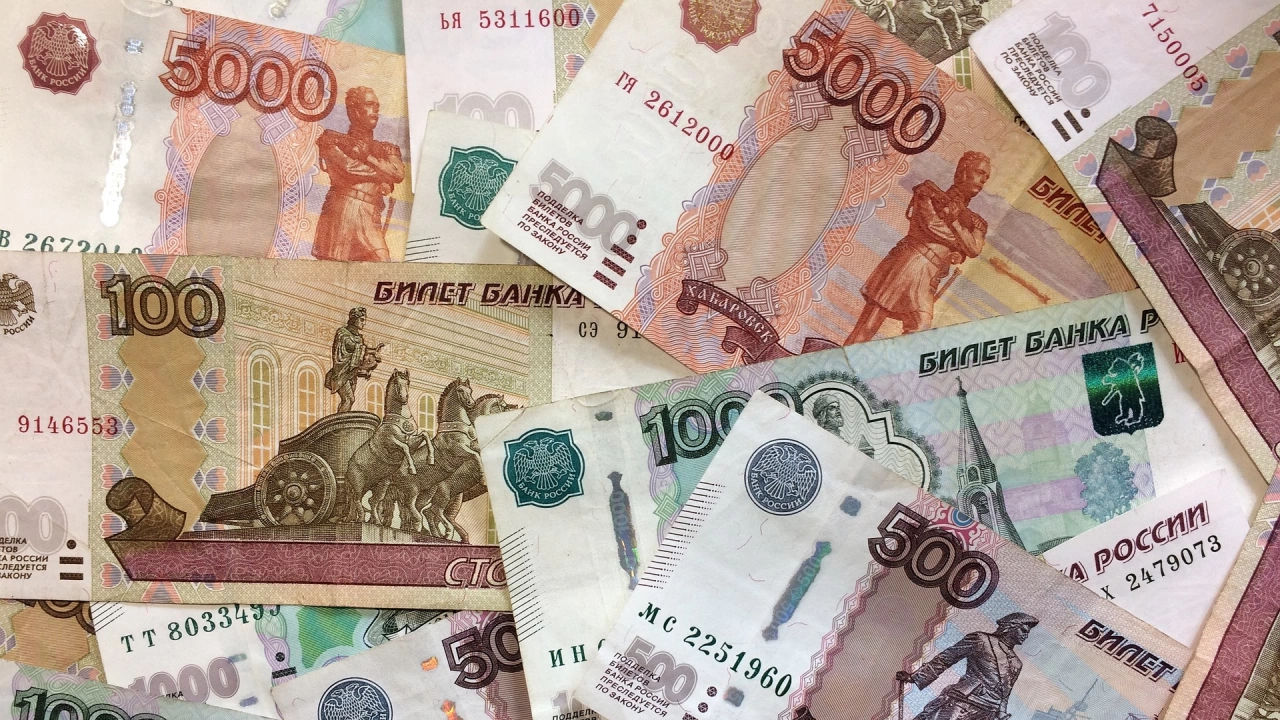 Руската рубла се срина в днешната търговия под границата от