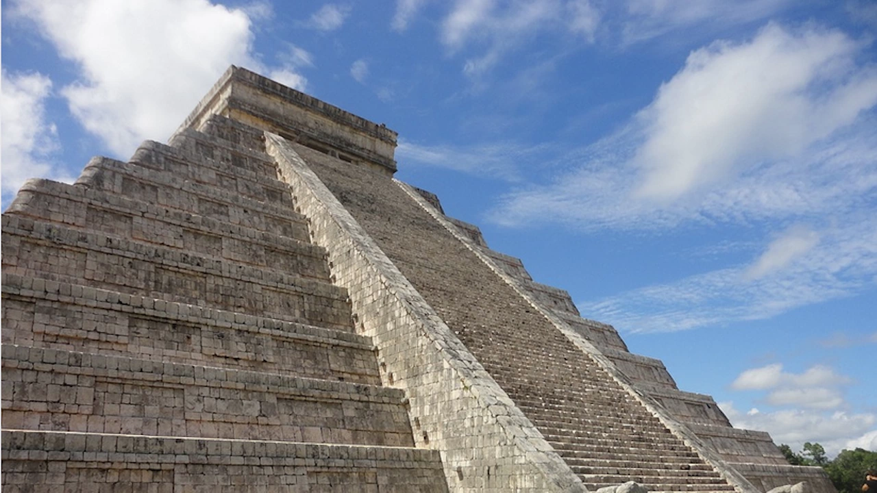 Археолози в Мексико са открили детайлно резбован камък който според