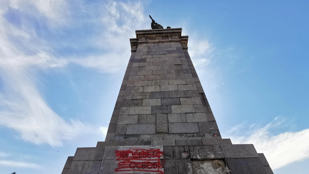 Отново надраскаха Паметника на съветската армия  
Неизвестен извършител е надраскал с