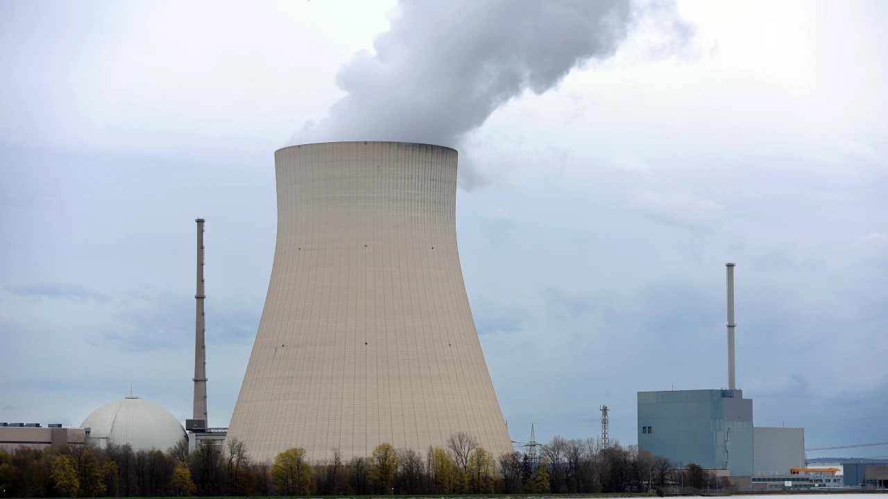 Германия слага край на атомната си енергетика До полунощ трябва