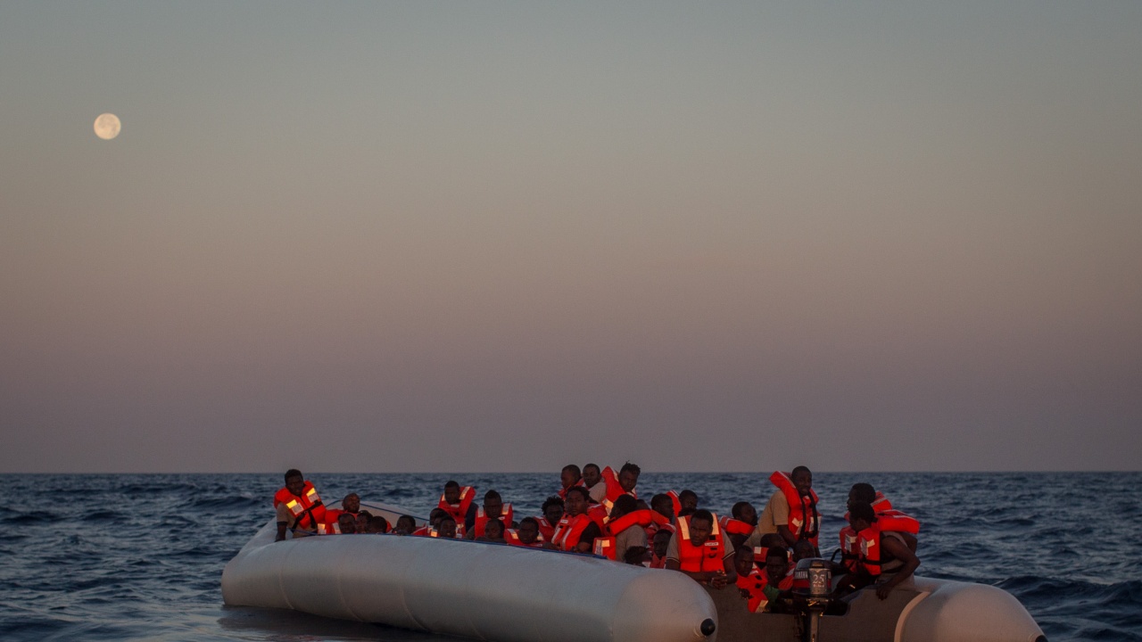 Италианската брегова охрана спаси около 600 мигранти, намиращи се на