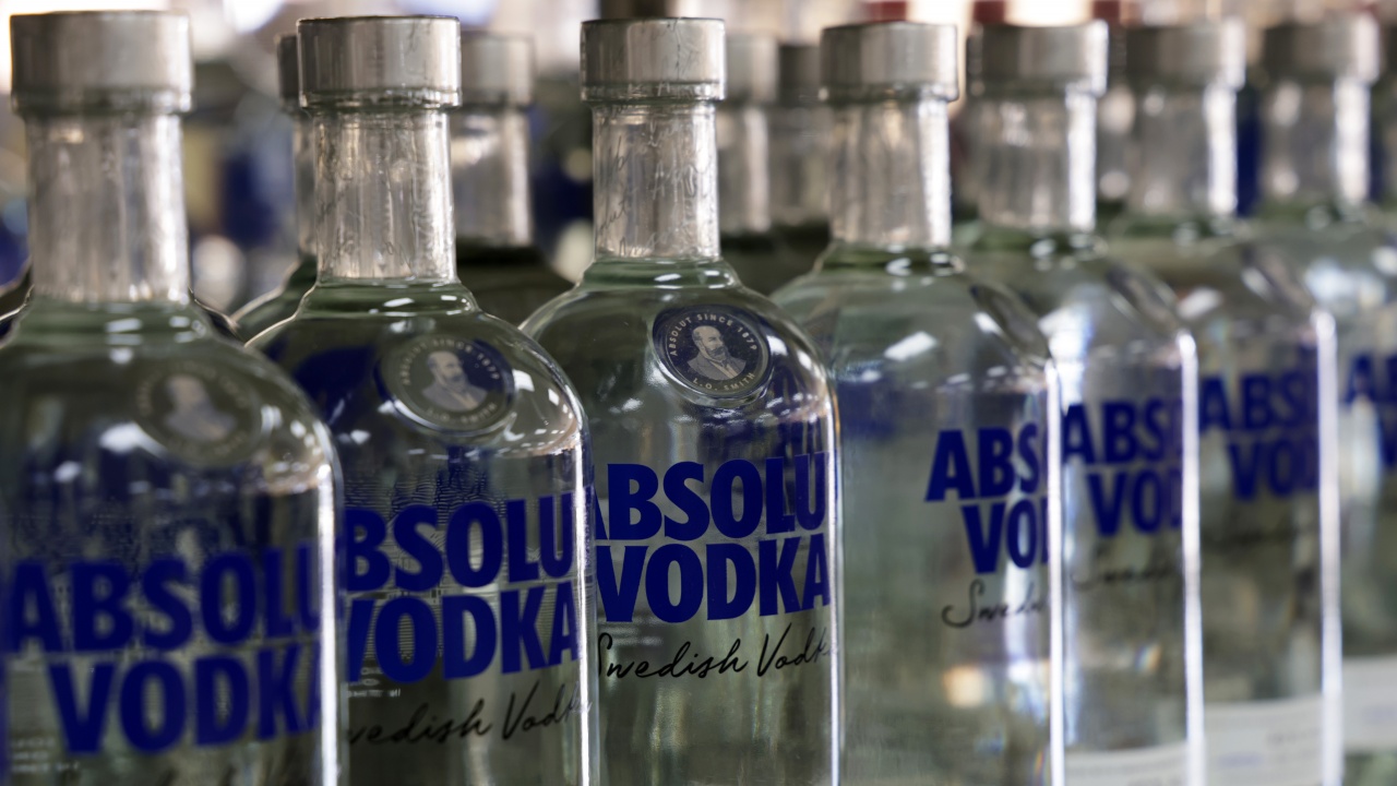 "Перно Рикар" спира изцяло износа на водка "Абсолют" за Русия