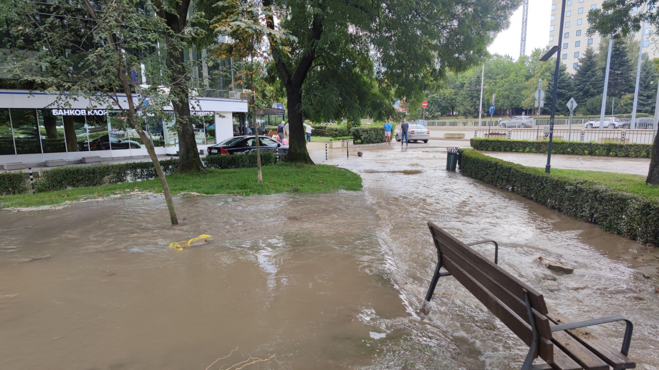 Авария на магистрален водопровод предизвика наводнение в центъра на Варна