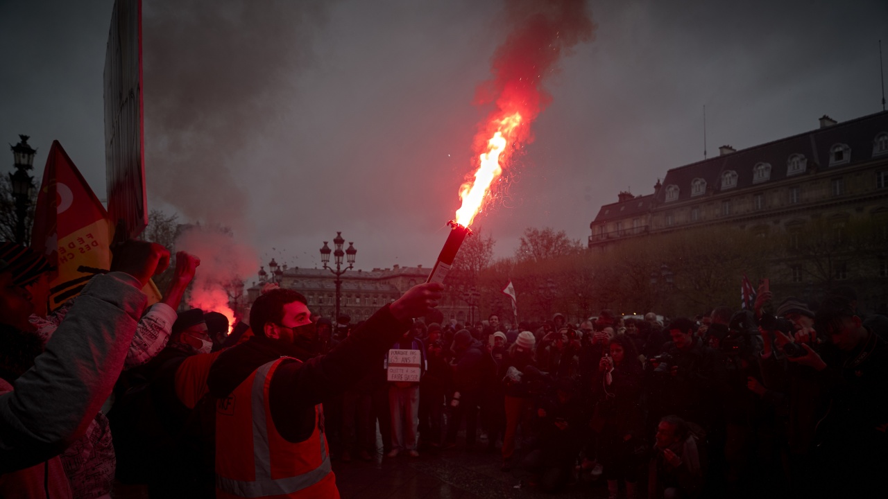 Протестиращи, разгневени от спорната пенсионна реформа във Франция, посрещнаха днес