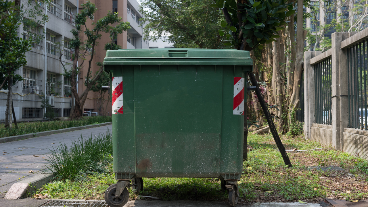 Нови съдове за събиране на отпадъци купува Община Брезник, съобщи
