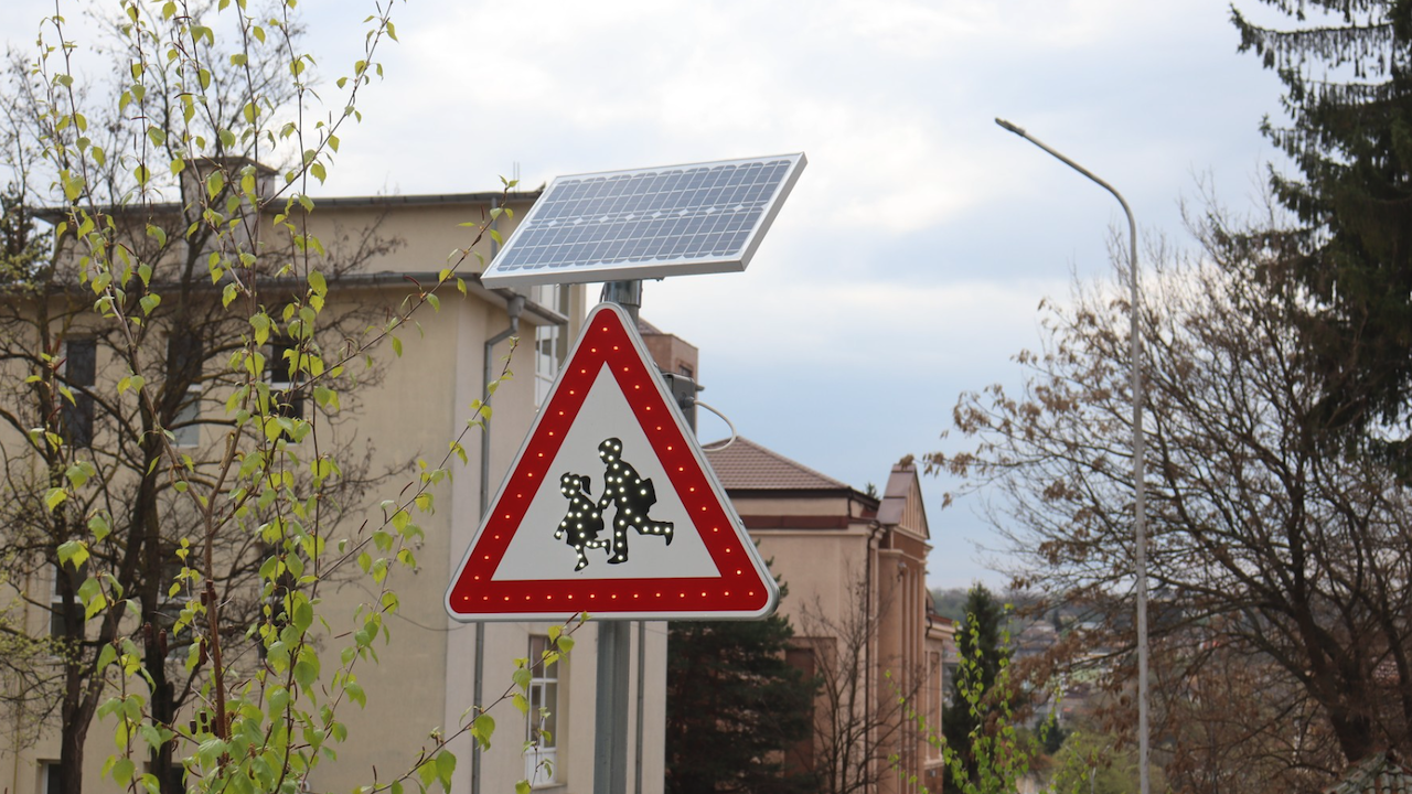 В Попово монтираха LED соларни пътни знаци за по-безопасно движение