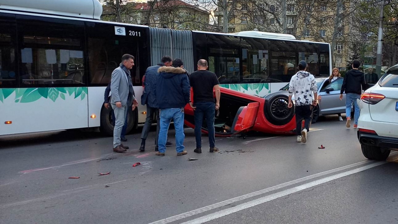 Спортна кола се обърна по таван в центъра на София