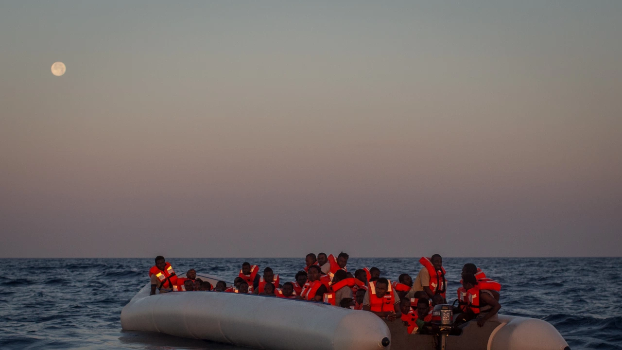 Италианската брегова охрана спаси около 600 мигранти намиращи се на