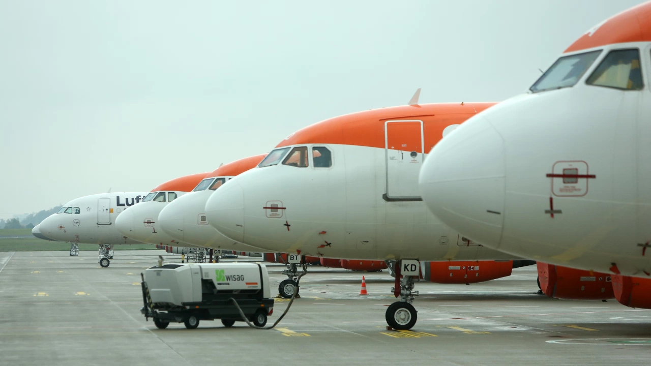 Нискотарифната авиокомпания ИзиДжет EasyJet очаква годишната й печалба да е