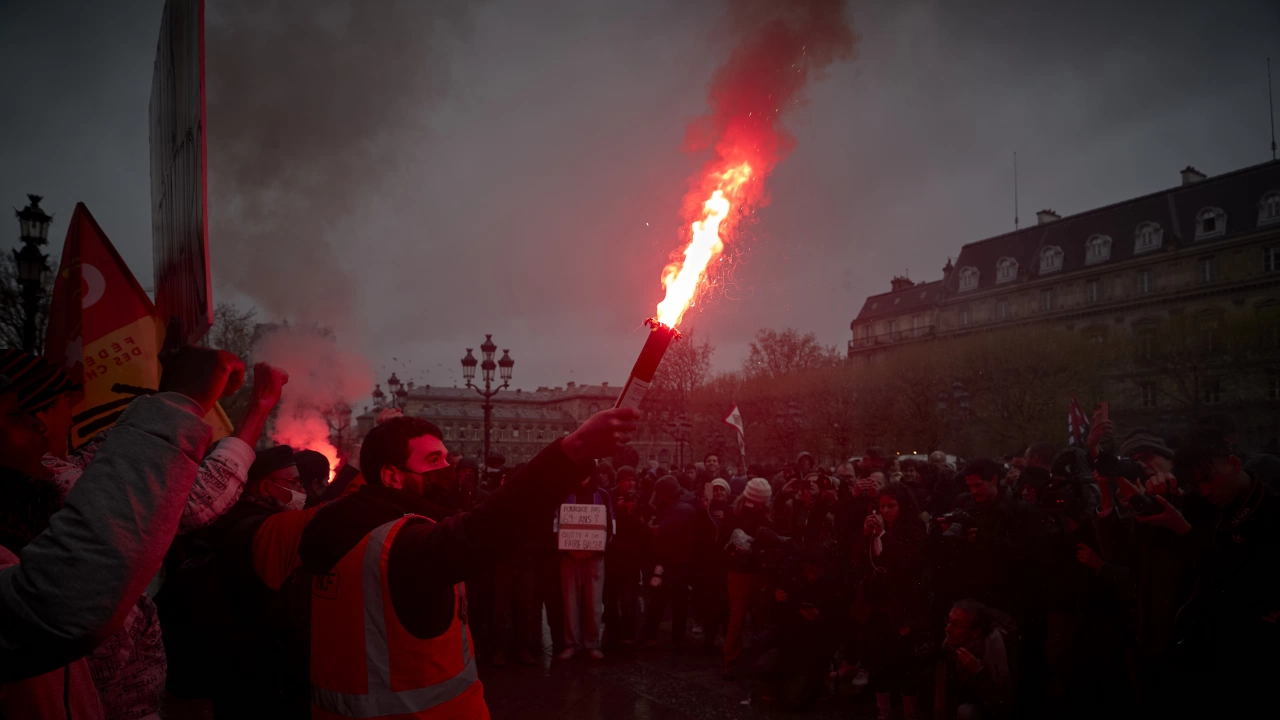 Протестиращи разгневени от спорната пенсионна реформа във Франция посрещнаха днес