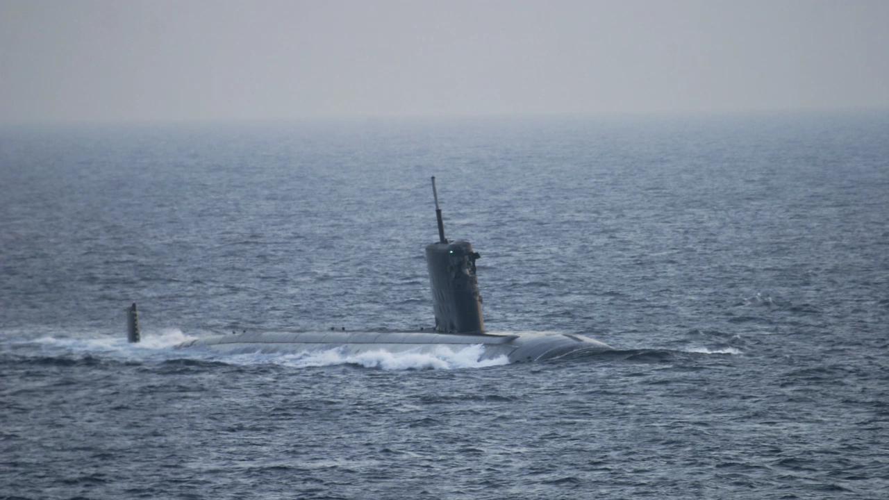 Военноморските сили на Иран принудиха американска подводница да излезе на
