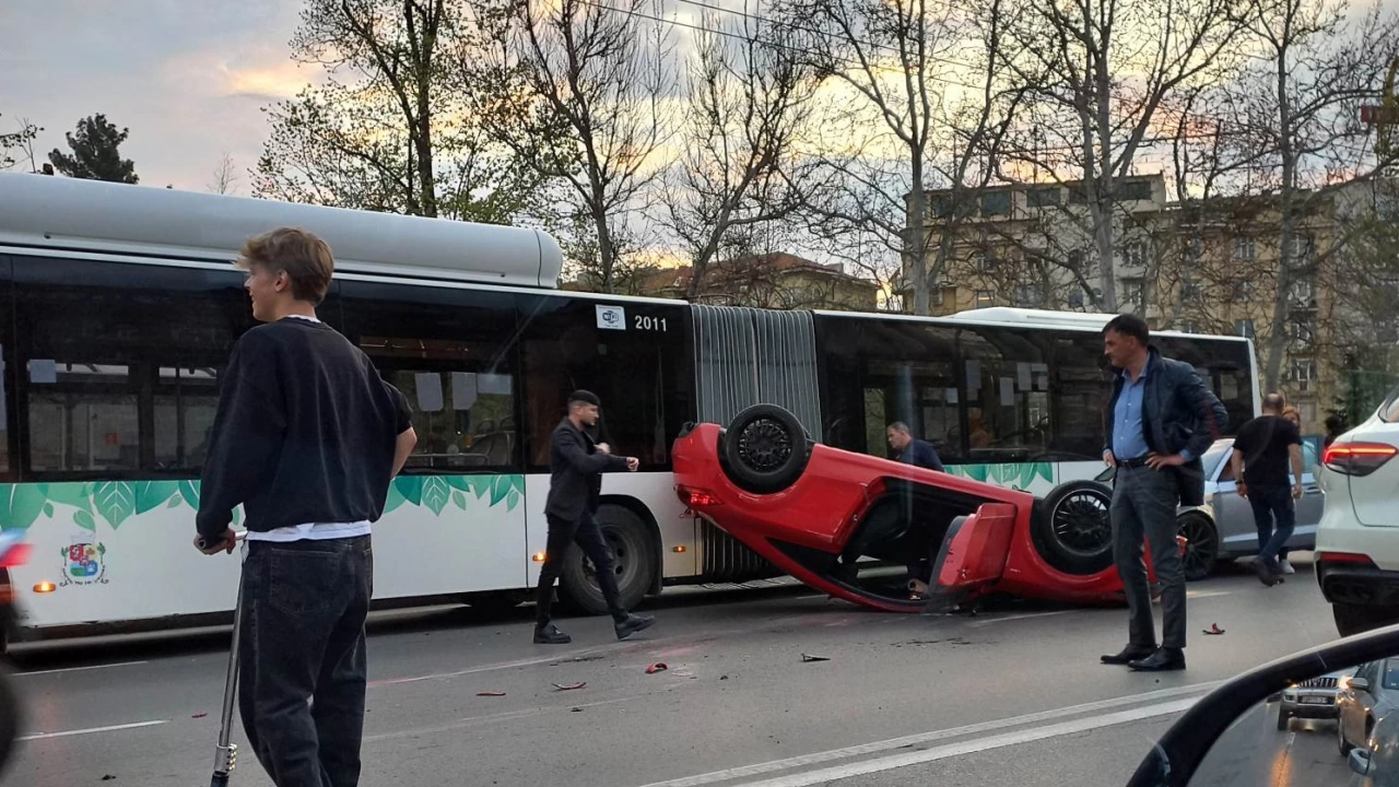 Автомобил е самокатастрофирал в центъра на София съобщи за очевидец