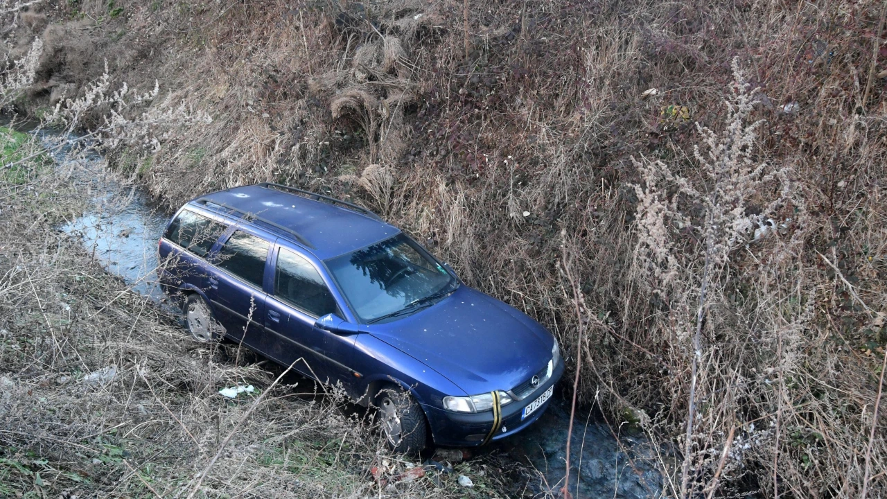 Кола падна в дере в Свиленградско съобщиха от полицията Сигналът за