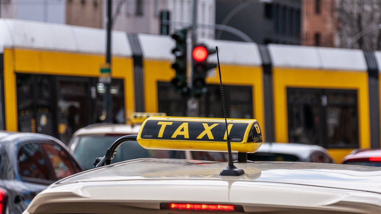 Клип, на който се вижда как таксиметров шофьор употребява прахообразно