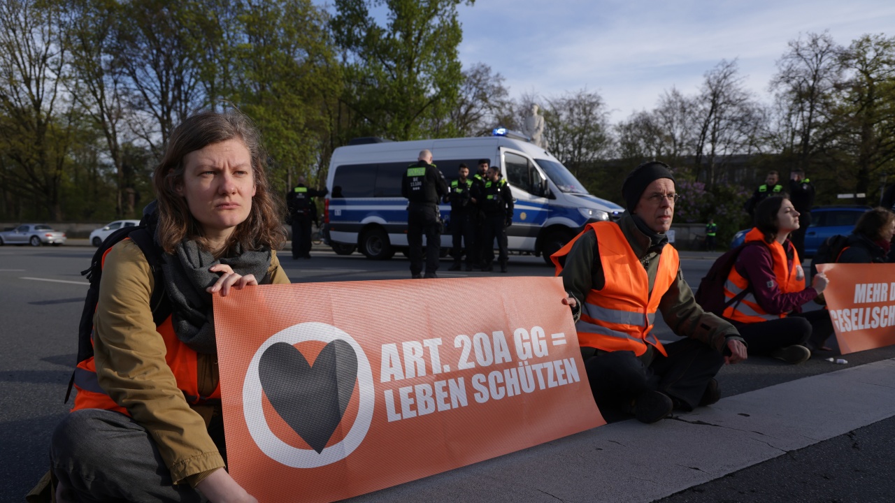 Екоактивисти се залепиха на мост на границата Австрия - Швейцария