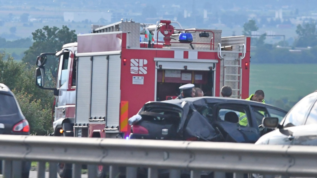 Кола на "Гранична полиция" пламна на магистрала "Тракия"