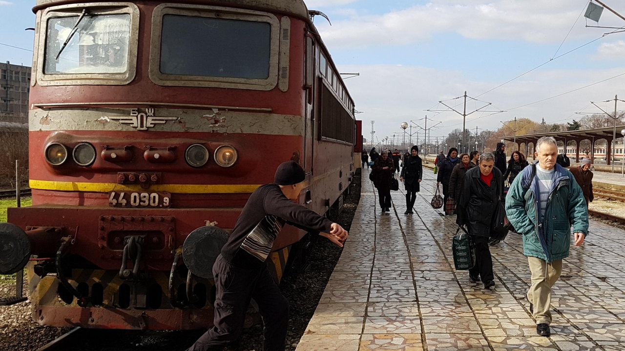 Допълнителни 22 200 места във влаковете осигурява БДЖ за почивните дни