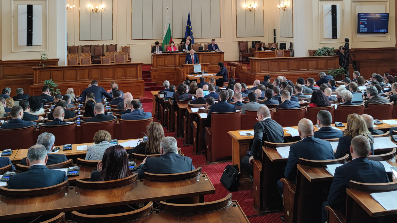 Депутатите приеха правилника за дейността на НС след нови скандали, Нинова: Парламентарната република си отива