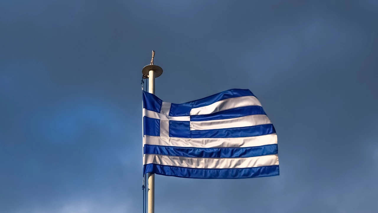 Управляващата в Гърция партия Нова демокрация води с 6 2  пред основната