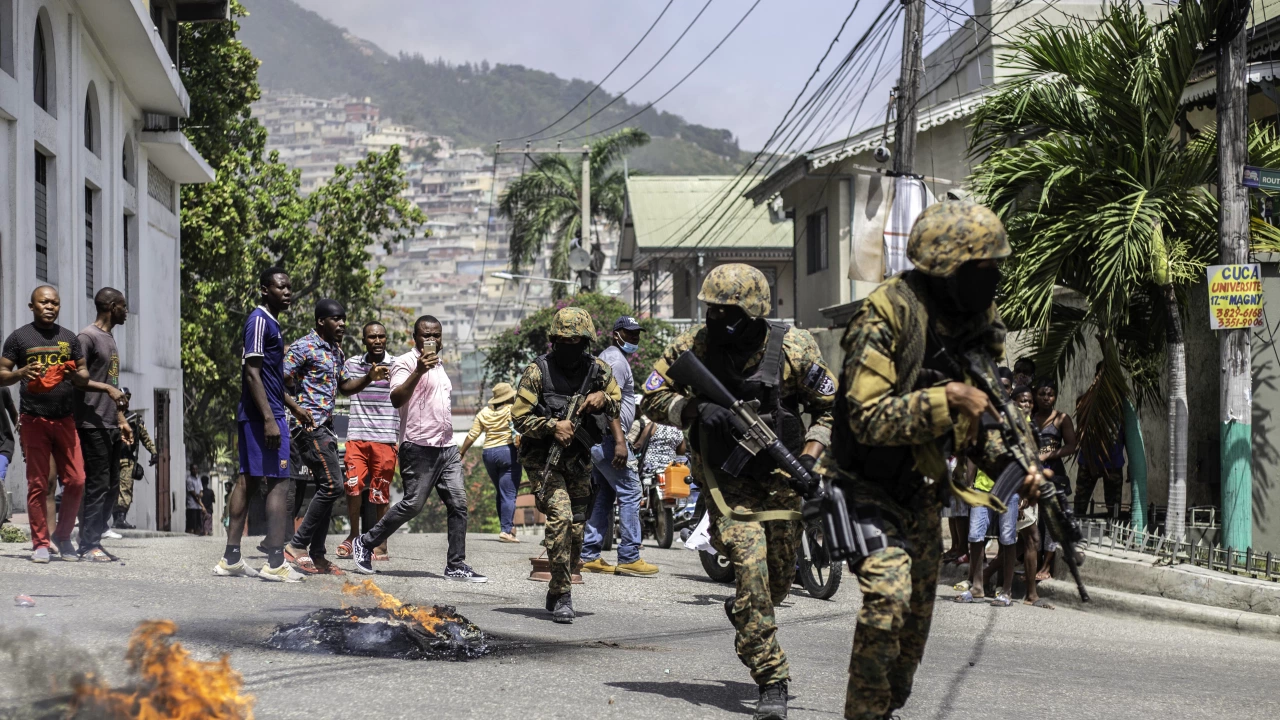 Полицията в Хаити съобщи че най малко 10 предполагаеми членове на