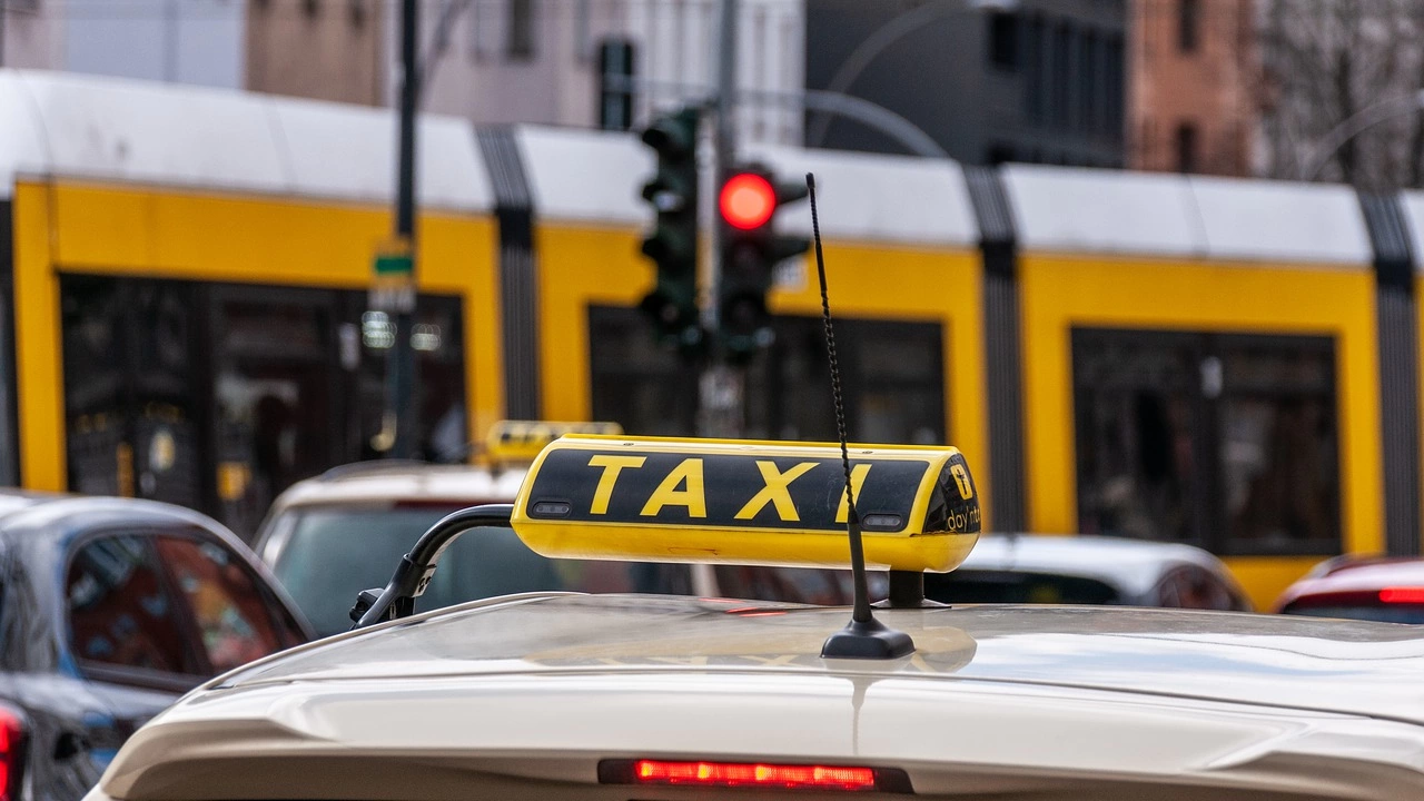 Клип на който се вижда как таксиметров шофьор употребява прахообразно