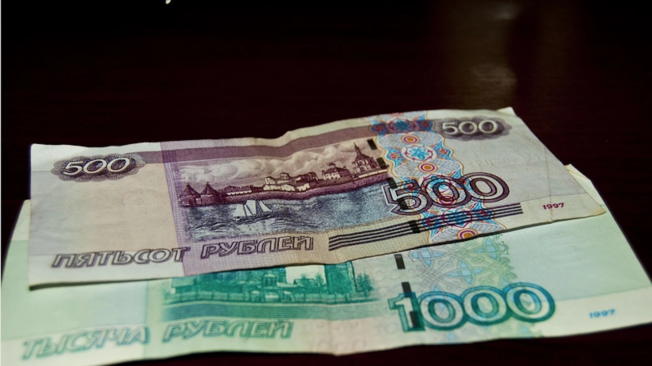 Руската рубла увеличи днес стойността си спрямо долара с 2