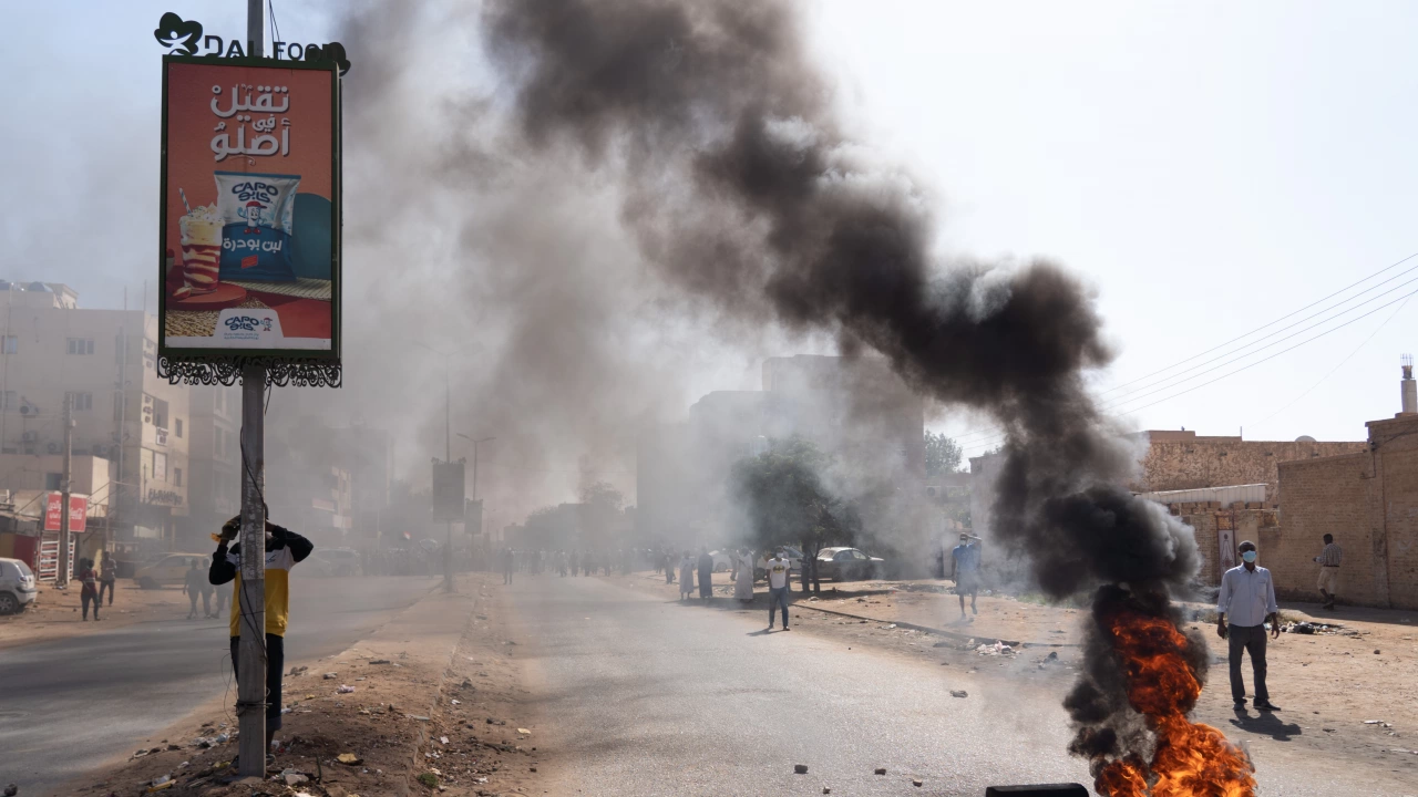 Силни експлозии и ожесточени престрелки разтърсиха суданската столица Хартум тази