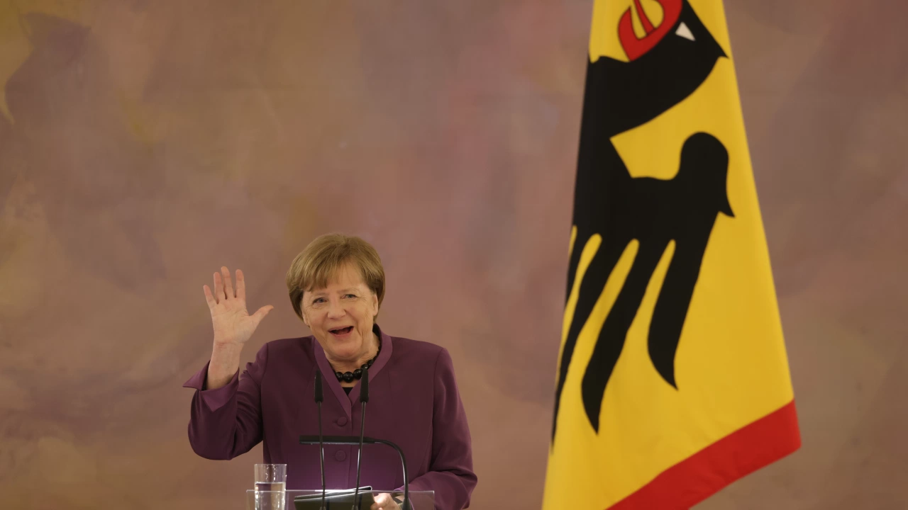 Бившата германска канцлерка е заета с писането на мемоарите си