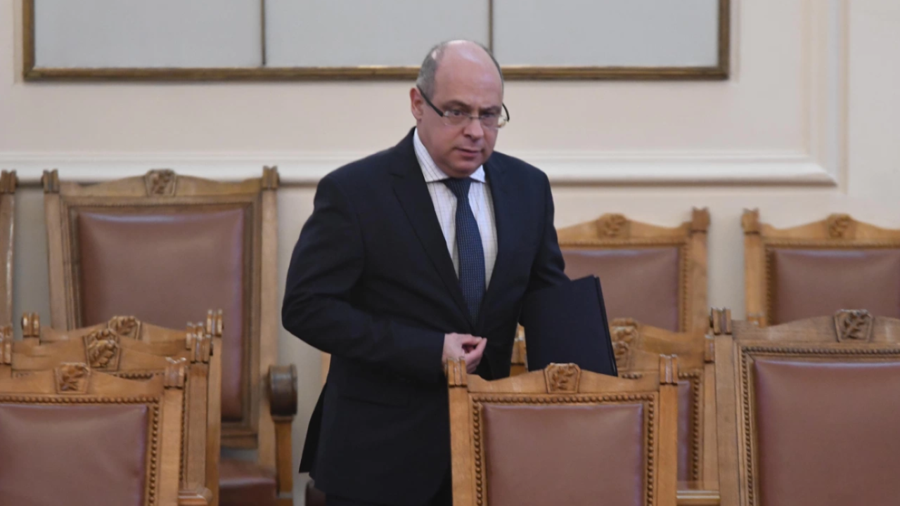 Министър Лазаров алармира за нарастващ недостиг на кадри