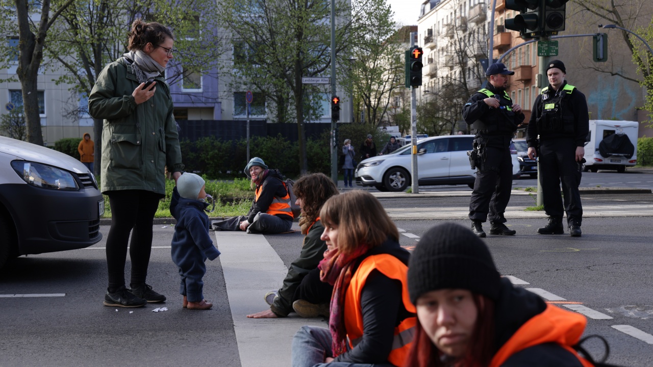 Екоактивисти блокираха движението в Берлин преди среща с германския транспортен министър