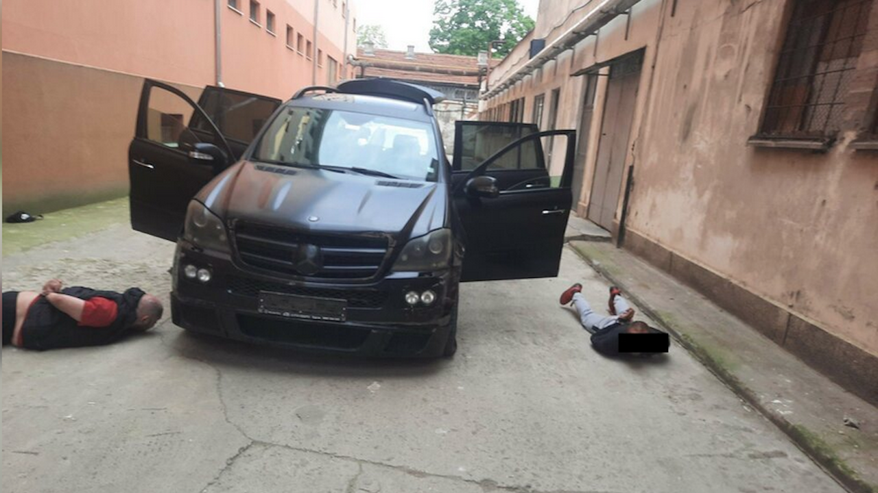 След гонка с полицията шофьор заби джипа си в портала на бургаския следствен арест