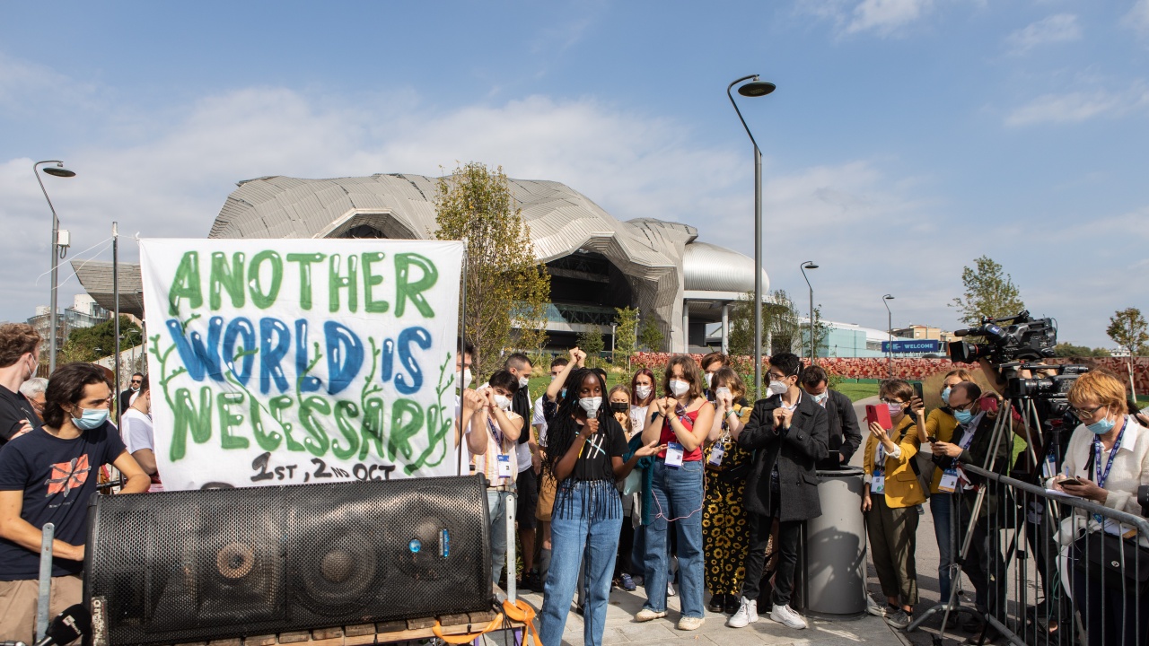Голи екоактивистки спряха движението в центъра на Рим