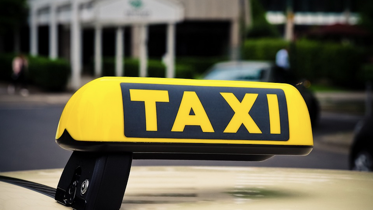 Топ водещ на БНТ стана шофьор на такси