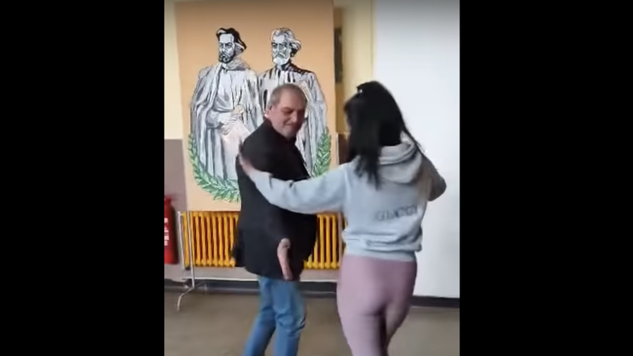 Директор на училище и ученичка въртят гюбеци пред портрета на Кирил и Методий
